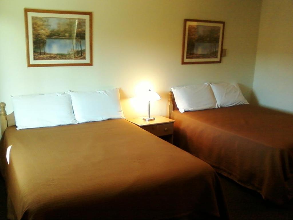 Shady Oaks Motel Roseburg Room photo