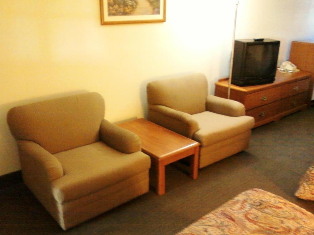 Shady Oaks Motel Roseburg Room photo